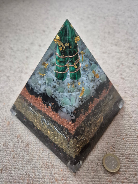 Orgonit-Pyramide mit Malachit-Spitze - ca. 2,3 kg