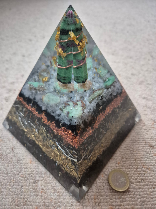 Orgonit-Pyramide mit Zoisit-Spitze - ca. 2,3 kg
